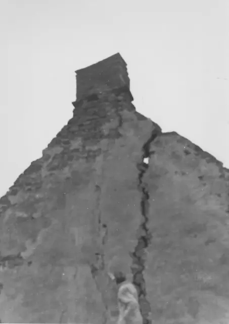 Mouns Jones House, detail of cracked north gable wall (c.1967)