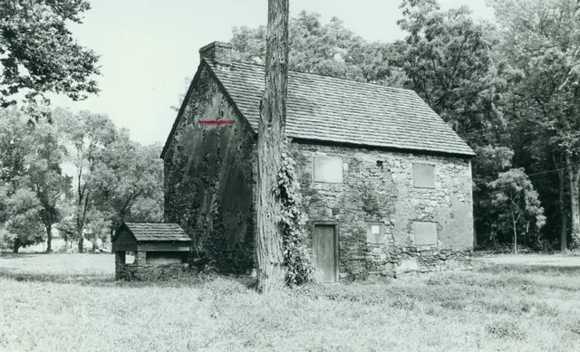 Mouns Jones House, NW perspective view showing oil damage (1972)